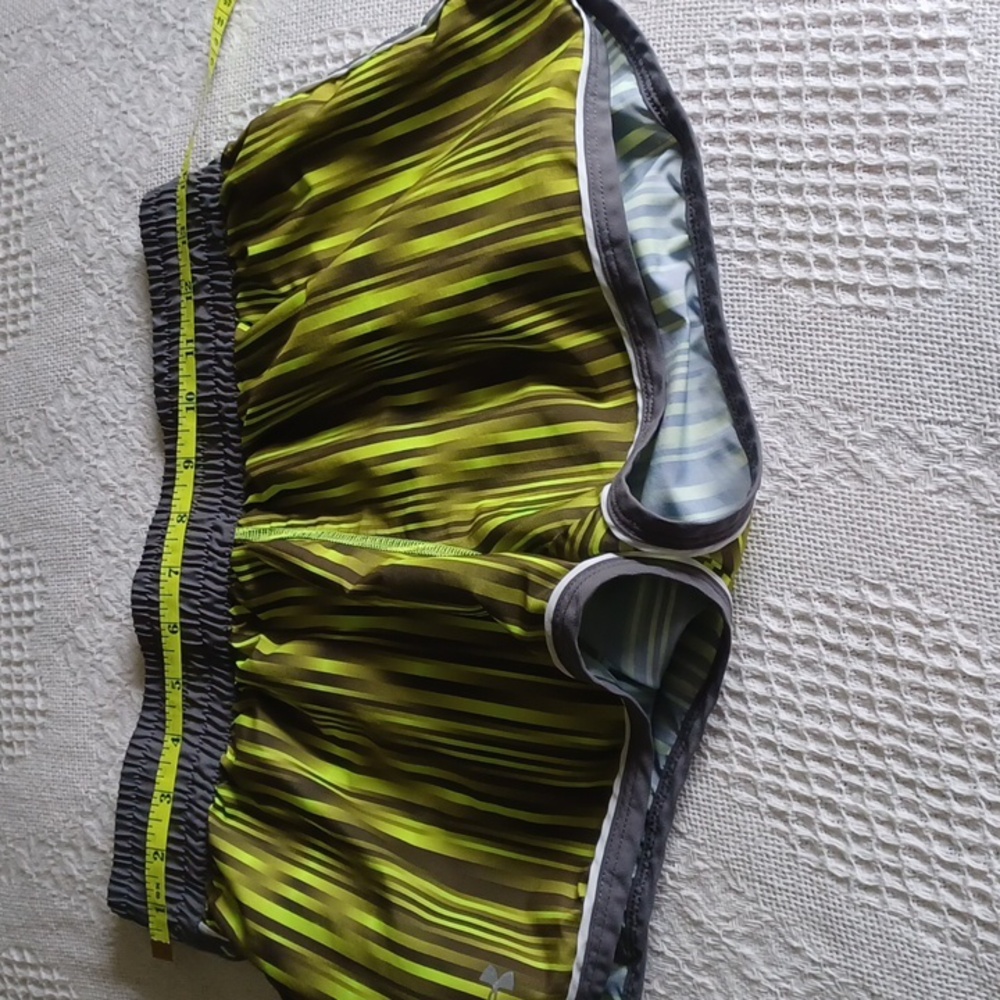 COPY - Under Armour bundle shorts/top - Picture 5 of 10